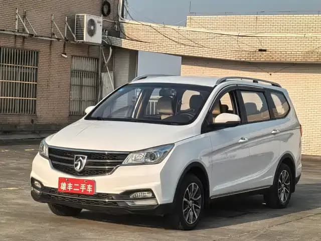 Baojun 730 2017 1.5T Manual Fashion 7-Seater National V Emission Standard