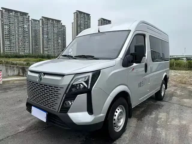 Yufeng 2023 V9+ 2.0T Automatic Front-Wheel Drive Multi-functional Short Wheelbase Mid-Roof 5/6 Seat