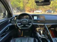 Hyundai Elantra 2022 1.5L CVT LUX Premium Edition — миниатюра 4