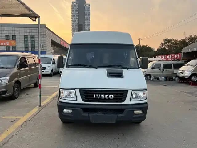 Iveco DeYi 2023 2.5T A35M1 Short Wheelbase Mid-Roof Dual Tires Side Sliding Door 5-9 Seats