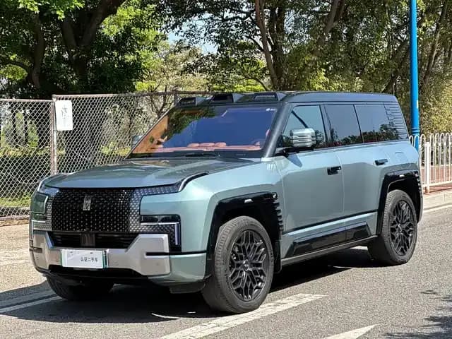 Looking up at the 2023 U8 Luxury Edition