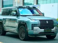 Looking up at the 2023 U8 Luxury Edition — миниатюра 3