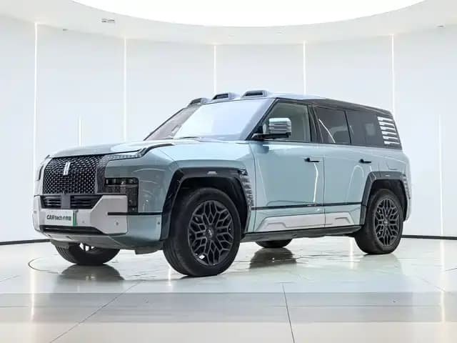 Looking up at the 2023 U8 Luxury Edition